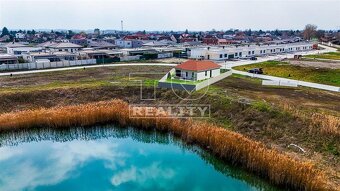 Luxusný stavebný pozemok s vlastným vstupom do jazera –... - 5