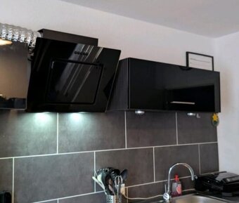 Moderní černá lesklá linka se spotřebiči,5804 - 5