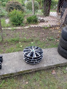 195/65 R15 pneumatiky na diskoch,puklice,strešný nosič - 5