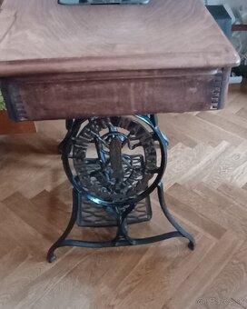 Starožitný plne funkčný šijací stroj zn. SINGER - 5