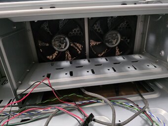 Predám PC Skriňu Antec Three Hundred - 5