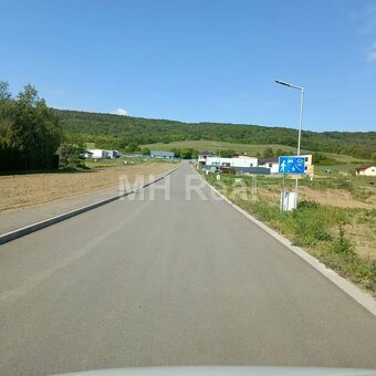 BENIAKOVCE - rovinatý pozemok 691 m2 na výstavbu RD - 5