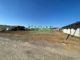 Pozemok ( 969 m2) so stavebným povolením + projekt Malý Lapá - 5