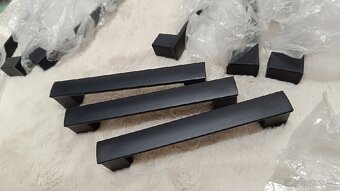 Čierne uchytky / madlá na skrinky / nábytok 10 kusov nové - 5