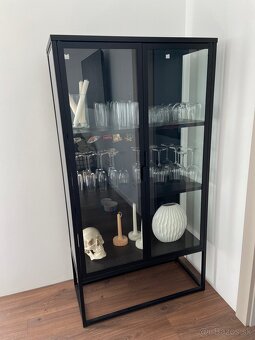 vitrína čierna - 5