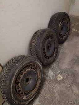 Predám zimné pneumatiky na plech.diskoch pre Škodu Octaviu - 5