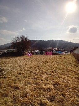 PREDAJ : slnečný pozemok s IS určený pre výstavbu RD v obci - 5