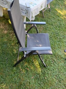 Stol novy nerozbaleny + 4 stolicky + maly stol - 5