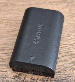 Predám Canon EOS 70D + objektív + filter + batérie + prísl. - 5