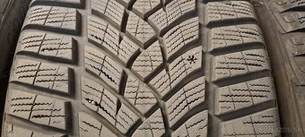 Predám 4ks pekné zimné 235/40r19-96V Good Year - 5
