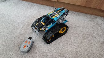 LEGO Technic 42095 – Remote-Controlled Stunt Racer - 5