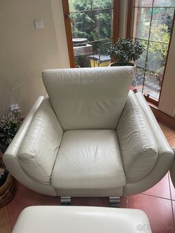 Krémovobiela rohová kožená sedačka + kreslo a taburetka - 5