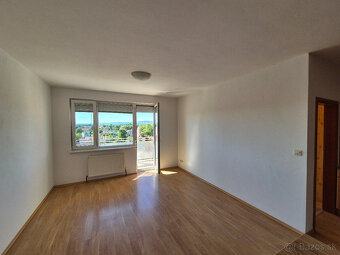 Znížená cena- priestranný 2 izbový byt s parkovacím miestom - 5