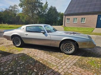 Pontiac Firebird V8 z roku 1980 - 5