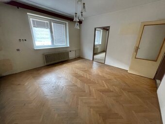Rodinný dom v obci Banka pri Piešťanoch so záhradou - 5