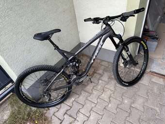 Predám celoodpružený bicykel TREK Slash 8 - 5