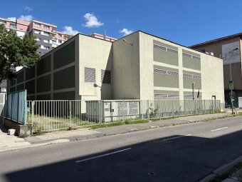 Predaj garážového státia v parkovacom dome na Mraziarenskej  - 5