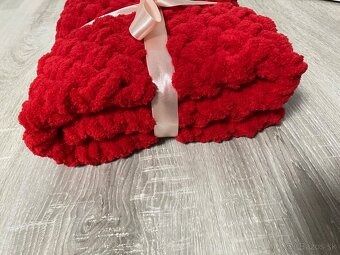 Háčkovaná červená deka z jemnej eco vlny - 5