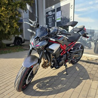 Kawasaki Z900 2025 červená - 5