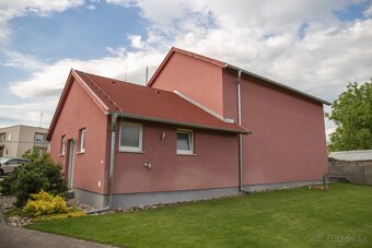 Penzión s tenisovým kurtom, squashovou halou a saunou - 5