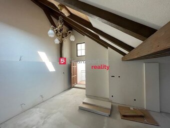 Nadštandartný podkrovný apartmánový byt na Hlavnej ulici (F4 - 5