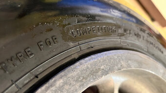Predám originálny stolík F1 pneu Pirelli-Ferrari Ch.Leclerc - 5