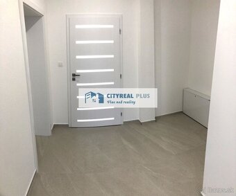 NA PREDAJ NADŠTANDARDNÁ NOVOSTAVBA S TERASOU A DVOJGARÁŽOU - 5