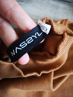 Šaty s odhalenými ramenami - 5