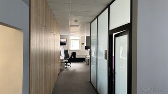 Svetlý celok kancelárií neďaleko Klientskeho centra na Trnav - 5