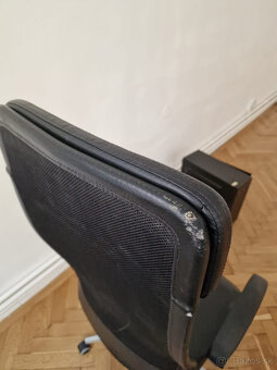 Kancelárska stolička IKEA MARKUS trochu poskodena - 5