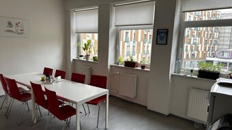 Celok kancelárií v blízkosti Klientskeho centra, Trnavská ce - 5