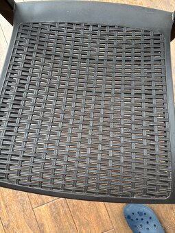 Stoličky keter a stôl z JYSK, zájradný nábytok - 5