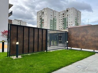 Kancelarsky-obchod. priestor s predzahradkou a VIP parkingom - 5