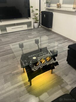 Stôl z motora Mercedes-Benz V6 - 5