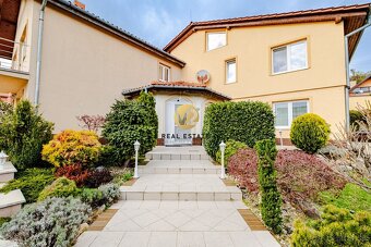 Na PREDAJ Dvojgeneračný RD Nitra - Hornozoborská na 909m2 po - 5