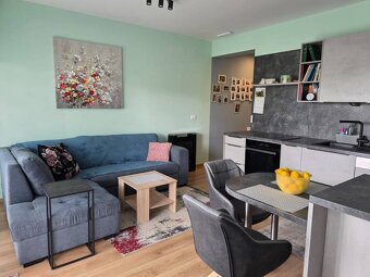 CHORVÁTSKO - 3 izbový apartmán v novostavbe 140 m od mora- V - 5