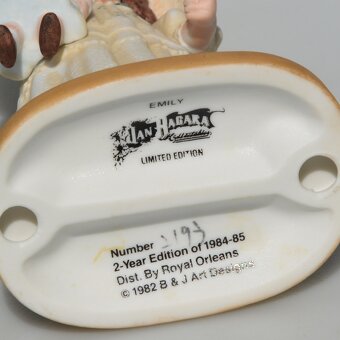 2 roztomilé porcelánové sošky z r 1982- Dievčatká s bábikami - 5