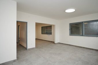 RE/MAX  ponúka na prenájom skladové priestory v Trnave s výb - 5