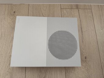 Predám Xbox One S 500GB + GTA V - 5