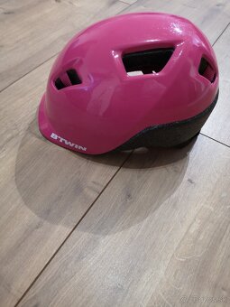 Detský bicykel s prilbou a košíkom - 5