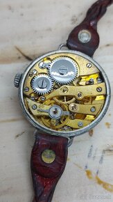 Predám funkčné dámske starožitné tulované hodinky 20te roky - 5