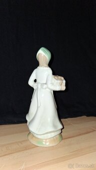Predám porcelánovú figúrku/sošku Dievča s balíčkom - 5