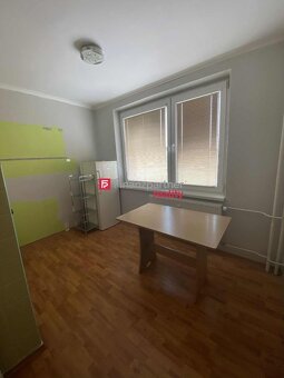 Exkluzívne na predaj priestranný 2-izbový byt v centre Svidn - 5