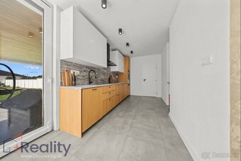 Moderný rodinný dom s veľkým pozemkom, terasou a zariadením - 5