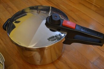 predam KELOMAT tlakovy hrniec, priemer 22cm, objem 2,7 l a 5 - 5