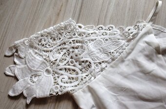 Biele minišaty s čipkou na rukávoch, v. M/L - 5