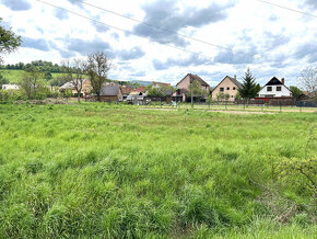 Slnečný a priestranný stavebný pozemok v centre obce Kriváň, - 5