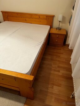 Predám drevenú spálňovú zostavu (posteľ, nočné stolíky, komo - 5