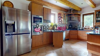Exkluzívne bývanie obklopené zeleňou – rodinný dom s 1517 m2 - 5