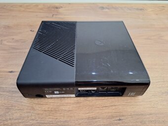 Samostatná herná konzola Xbox 360E 4GB - 5